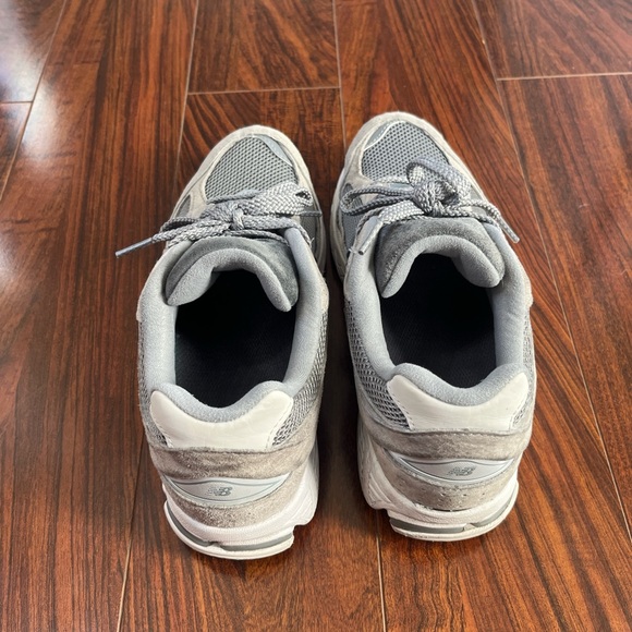 New Balance Gray 2002R Sneakers - Picture 2 of 7